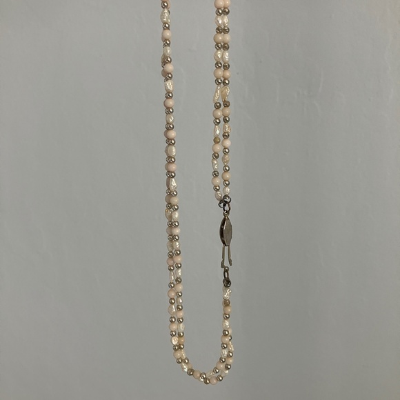 Vintage double strand ivory and silvertone beads and faux pearl baroque necklace - Picture 10 of 12